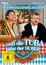 "Die komplette 2. Staffel auf 2 DVDs", "…und die Tuba bläst der Huber", zwei Männer, einer hält eine Tuba, ländliche Szene.