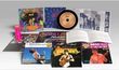 Verschiedene Alben und Cover von "Santana" sind ausgelegt, mit farbenfrohem Artwork, Fotos und Texten in verschiedenen Sprachen.