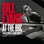 "BILL EVANS AT THE BBC, CHUCK ISRAELS, LARRY BUNKER" in roten und weißen Buchstaben. Mann spielt Klavier, trägt Anzug und Brille.