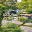 „Peter Berg Gartendesign. NATUR ÄSTHETIK DESIGN. Gärten lebendig, naturnah und zeitlos gestalten.“ Eine Holzbrücke im Garten.