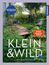 Text: "KLEIN & WILD: Kleine Gärten naturnah gestalten" von Simone Kern. Eine Gartenansicht mit Pflanzen und Holzweg.