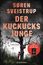 Text: "Søren Sveistrup Der Kuckucksjunge Thriller". Ein kahler Baum, ein Kind in rotem Shirt steht daneben.