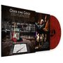 „Oder eine Geige“ - Konzertszene mit Orchester und Band auf der Bühne, eine rote Schallplatte und eine Gitarre auf einem Notenblatt., LP