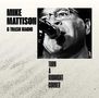 Oben links: "Mike Mattison & Trash Magic". Unten: "Turn a Midnight Corner". Ein Sänger mit Mikrofon in Nahaufnahme., LP