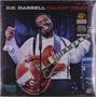 „D.K. HARRELL TALKIN' HEAVY“. Ein Musiker spielt E-Gitarre und singt leidenschaftlich ins Mikrofon.