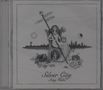 "Silver City Amy Helm." Eine Frau sitzt auf einem Stuhl mit einer Stange, die Schilder trägt, und eine Uhr in der Hand., CD