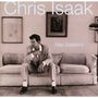 "Chris Isaak" oben, "Baja Sessions" rechts. Mann im Anzug sitzt nachdenklich auf einem Sofa, Bilder an der Wand., LP