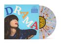 „DRAMA“ und „NICOLE ATKINS“ in bunten Buchstaben. Frau mit dunklem Haar und rotem Lippenstift. Bunte Vinyl-Schallplatte., LP