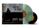 "Jimmy Webb" und "Yours for the Taking The Found Songs". Ein Mann am Klavier, zwei Schallplatten im Hintergrund., 2 LPs