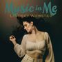 "Music in Me, Lindsey Webster." Eine Frau mit geschlossenen Augen, in eleganter Pose und hellbeigem Outfit., CD
