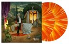 Ein älterer Mann in Frack und rotem Umhang, mit blutiger Säge vor einem kunstvollen Tor. Feuer speiende Kreaturen und bizarre Details., 2 LPs