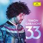 Text: "Simon Ghraichy 33". Ein Mann mit lockigem Haar in bunter Jacke, vor pastellfarbenem Hintergrund., CD