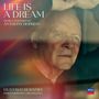 "Life is a Dream. Music composed by Anthony Hopkins. Gustavo Dudamel. Philharmonia Orchestra."  
Ein nachdenklicher älterer Mann., CD