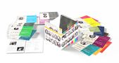 Mehrere Musik-CD-Hüllen und Booklets in verschiedenen Farben, einige mit Noten und schwarz-weißen Porträts verziert., 50 CDs