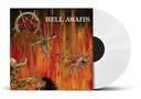 "HELL AWAITS" in großen Buchstaben. Eine Illustration mit dämonischen Kreaturen und flammendem Hintergrund. Weiße Schallplatte., LP