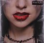 Aufschrift: „Escape the Fate“. Nahaufnahme eines Gesichts mit roten Lippen, Piercings und dunkler Halskette.