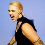 Keine Texte erkennbar. Eine Person mit blonden Haaren und Tattoos lacht oder ruft, vor blauem Hintergrund., CD