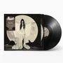 Keine Texte sichtbar. Schallplatte und Albumcover mit Frau in langem Kleid vor großem Vollmond., LP