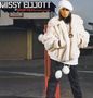 „MISSY ELLIOTT // GOSSIP FOLKS featuring LUDACRIS.“ Frau in weißem Pelzmantel und Mütze, urbaner Hintergrund., 2 LPs