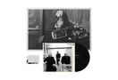 Zettel mit Text: "Felt so long got high + wonderful (again)". Schwarz-weißes Foto einer Frau neben einer Kamera und eine Schallplatte., LP