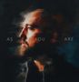 „AS YOU ARE“ steht in einem unscharfen Gemälde eines nach links schauenden Mannes mit Bart, warmen Farben umgeben ihn., CD
