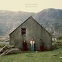 Text: KINGFISHR - HALCYON. Drei Personen stehen vor einem einfachen Haus in einer bergigen Landschaft., LP