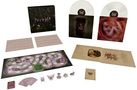 Text: "Portals." Zwei Schallplatten, Spielbrett mit verschlungenem Pfad, Karten, runde Spielsteine, Buch und dekorative Box., 2 LPs und 1 Merchandise