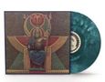 In der Mitte steht der Text "QUANTUM". Daneben ein bläulich-grünes Vinyl und eine Illustration eines Pharaos auf einem Thron.