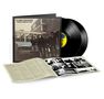 "FLAMIN' GROOVIES SHAKE SOME ACTION". Schallplatte und Albumcover mit einer Gruppe vor einem Auto, Textblatt liegt offen., 2 LPs
