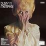 „Dusty in Memphis“, „Dusty Springfield's First Recording with the Memphis Sound“. Frau mit blonden Haaren und Spitzenkleid.