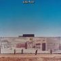 Text: "Little Feat". Eine Wand zeigt ein Wandgemälde eines Supermarkts, davor stehen fünf Menschen, blauer Himmel im Hintergrund., 2 LPs