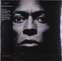 "MILES DAVIS | TUTU" und Details zu einer Schallplattenausgabe. Großes, intensiv blickendes Gesicht in Schwarz-Weiß.