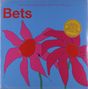 Text oben: "Juliana Hatfield • Eric Payne". Groß "Bets". Illustration: Zwei stilisierte rosa Blumen mit roten Zentren auf blauem Hintergrund., LP
