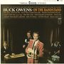 "Buck Owens: On The Bandstand" in großen Buchstaben mit Songtiteln. Eine Band mit Musikern spielt., LP