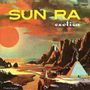 "Sun Ra exotica" steht oben, moderne Landschaft mit großer Pyramide, Vulkanlandschaft und rotem Himmel im Hintergrund., 3 LPs
