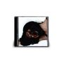 Eine CD-Hülle zeigt eine Frau mit schwarzem Haar, roten Lippen, Kopf zur Seite geneigt, auf weißem Hintergrund., CD