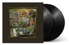 Ein kunstvolles Regal mit verschiedenen Objekten, wie Instrumenten, Pflanzen und Statuen. Daneben zwei schwarze Vinyl-Schallplatten., 2 LPs