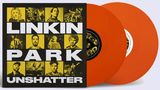 "LINKIN PARK UNSHATTER" in großen Buchstaben. Links Schwarz-Weiß-Porträts, rechts zwei orangefarbene Schallplatten.
