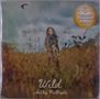„Wild“ und „Ashley McBryde“ stehen unten. Eine Frau mit langem Haar steht in einem Feld, eine Krähe fliegt am Himmel., LP