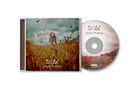 "Wild" von Ashley McBryde. Das CD-Cover zeigt eine Frau in einem Feld unter bewölktem Himmel., CD