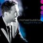 "michael bublé live! caught in the act" in weißer und blauer Schrift. Mann in Anzug, seitlich lächelnd, rechts bunte Kreise., 2 CDs