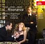 Text: "Hanuš Eben Haas Risonanza. Kateřina Englichová, Vilém Veverka, Ivo Kahánek. Harp, oboe, piano."

Szene: Edler Raum, eine Frau sitzt entspannt, ein Mann richtet ihren Schmuck, ein anderer steht daneben., CD