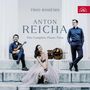 "TRIO BOHÉMO, ANTON REICHA, The Complete Piano Trios". Drei Musiker sitzen bzw. stehen mit ihren Instrumenten auf Stufen., 2 CDs