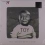 Texte: "TOY", "david", "bowie", "TOY E.P. ‘YOU’VE GOT IT MADE WITH ALL THE TOYS’". 
Ein Baby mit einem erwachsenen Gesicht.