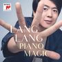 "Lang Lang Piano Magic". Ein Mann hält die Hand aus, mit einem freundlichen Gesichtsausdruck. Links oben ein Logo.