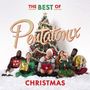"The Best of Pentatonix Christmas" steht über einer Gruppe fröhlicher Menschen vor einem geschmückten Weihnachtsbaum.