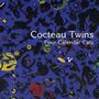 "Cocteau Twins, Four-Calendar Café" steht in weißer Schrift auf einem blauen Hintergrund mit bunten, abstrakten Formen., CD