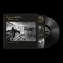 Schallplatten-Cover: "Queens Of The Stone Age" und "Alive In The Catacombs". Schwarz-Weiß-Foto in Katakomben., LP