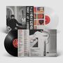 Texte: 
- THIS IS LORE
- THE SINGER IN MY BAND

Schwarz-weiße Fotografie mit Gitarre, zwei Schallplatten., LP