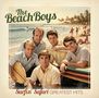 Text: "The Beach Boys", "Surfin' Safari", "Greatest Hits". Fünf Männer in sommerlicher Kleidung am Strand mit Surfbrettern., CD